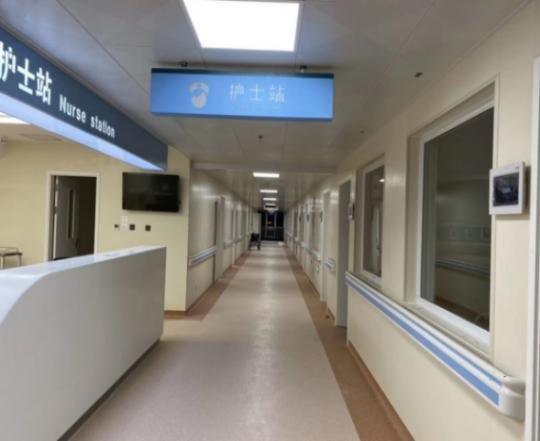 宽敞明亮的病房走廊
